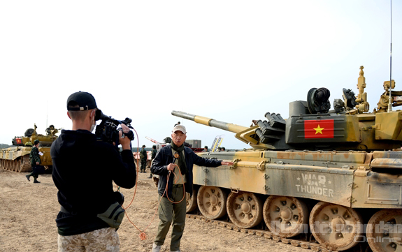 Phóng viên Đài truyền hình Phượng Hoàng (Hồng Kông, Trung Quốc) ra tận hiện trường đưa tin về đội tuyển Xe tăng Việt Nam.